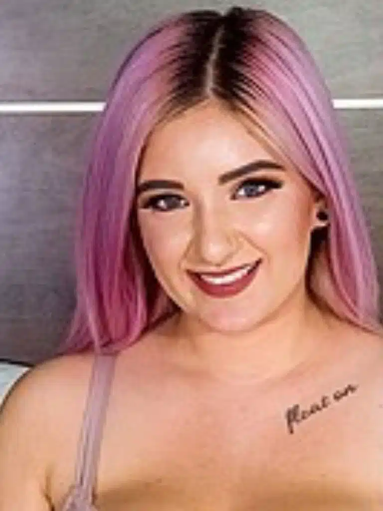 Sabrina Violet Biography: Wiki, Age, Career, Height, Weight, Boyfriend, Net Worth & More